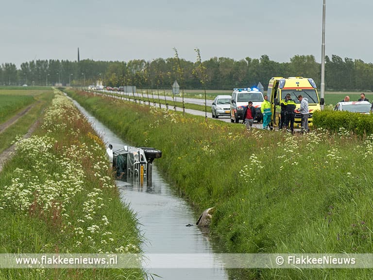 Auto te water bij Dirksland