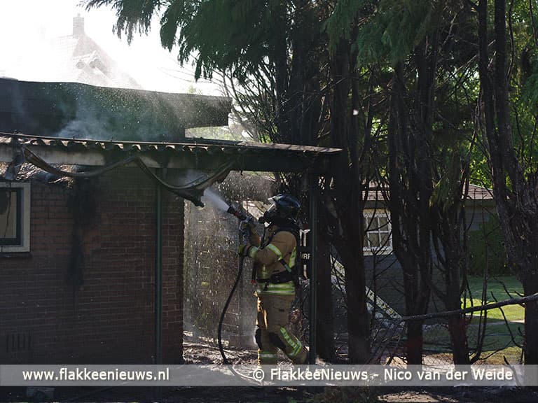 Brandende haag veroorzaakt veel rook