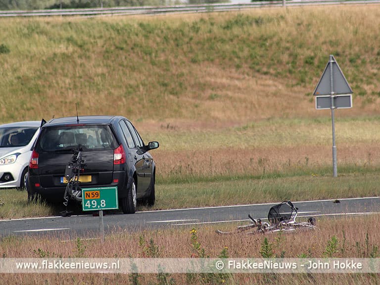 Auto verliest fiets op N59
