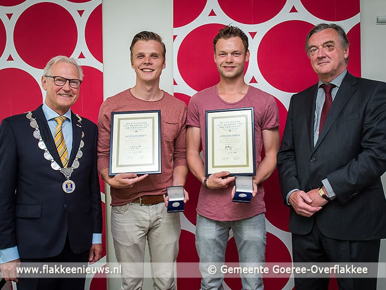 Sjoerd en Jurjen ontvangen medaille