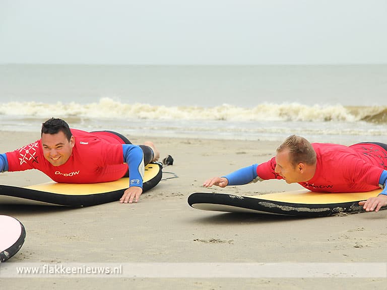 Ouddorpse surfschool geeft surfles aan mensen met beperking