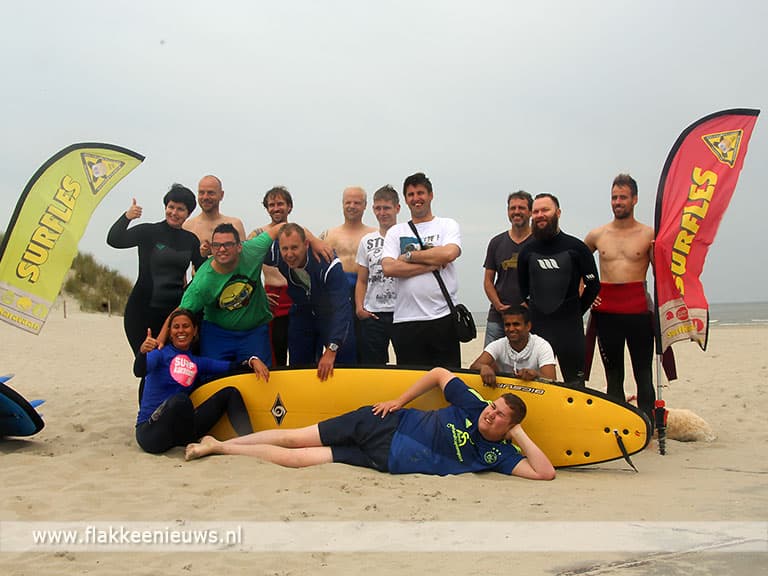 Ouddorpse surfschool geeft surfles aan mensen met beperking
