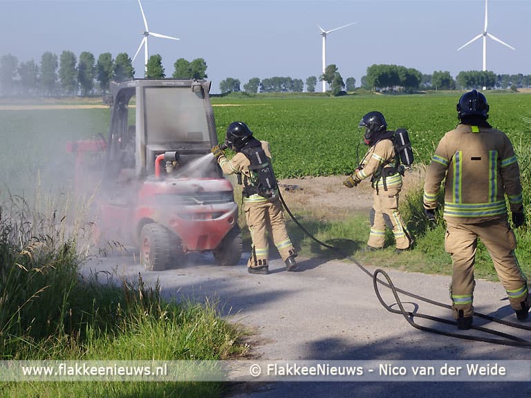 Heftruck uitgebrand