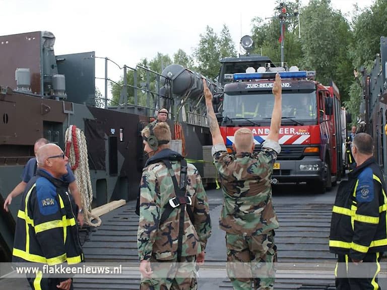 Landingsvaartuig als pont voor hulpdiensten