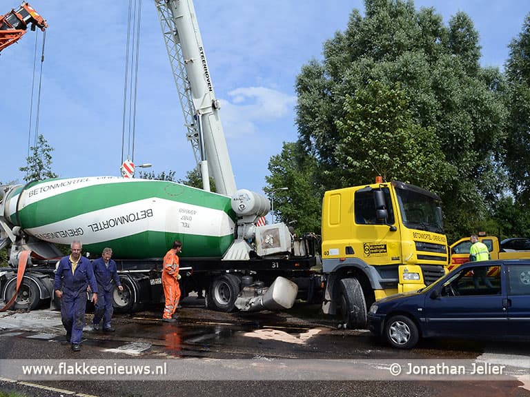 Betonwagen gekanteld bij Melissant