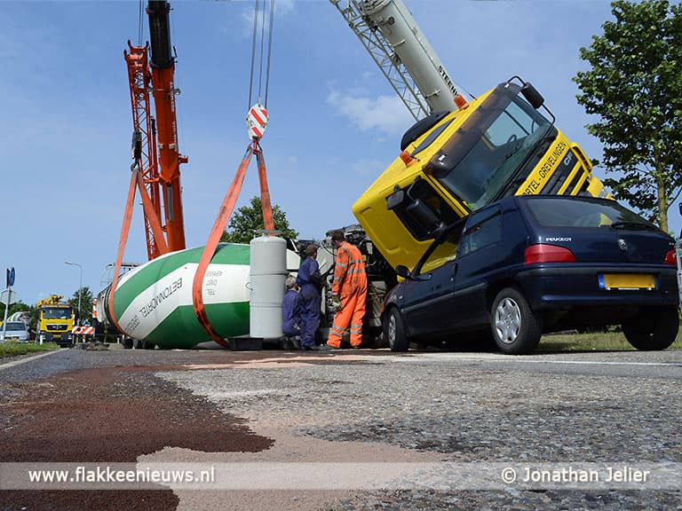 Betonwagen gekanteld bij Melissant