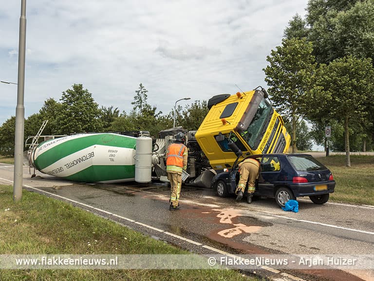 Betonwagen gekanteld bij Melissant