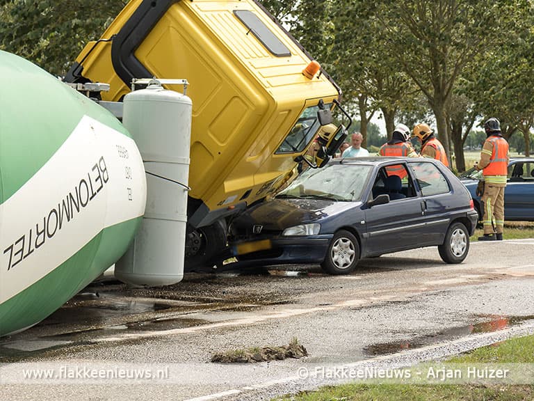 Betonwagen gekanteld bij Melissant