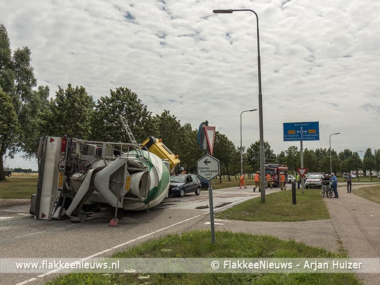 Betonwagen gekanteld bij Melissant