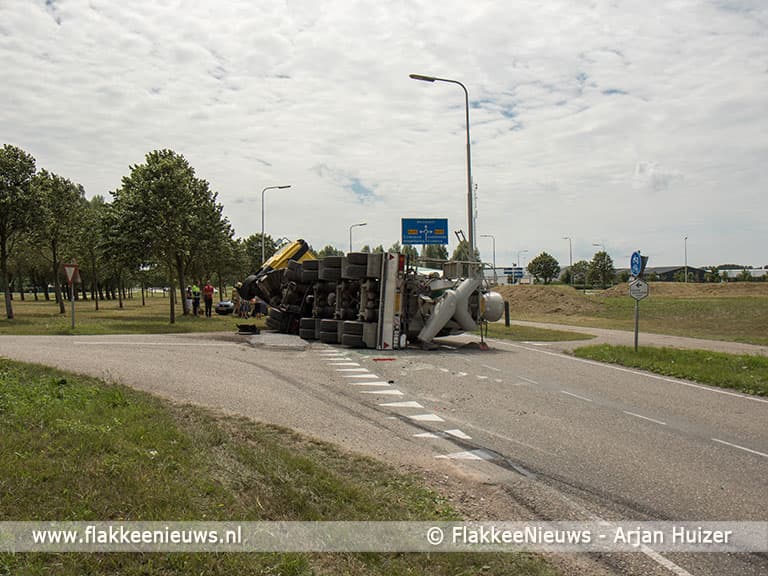 Betonwagen gekanteld bij Melissant