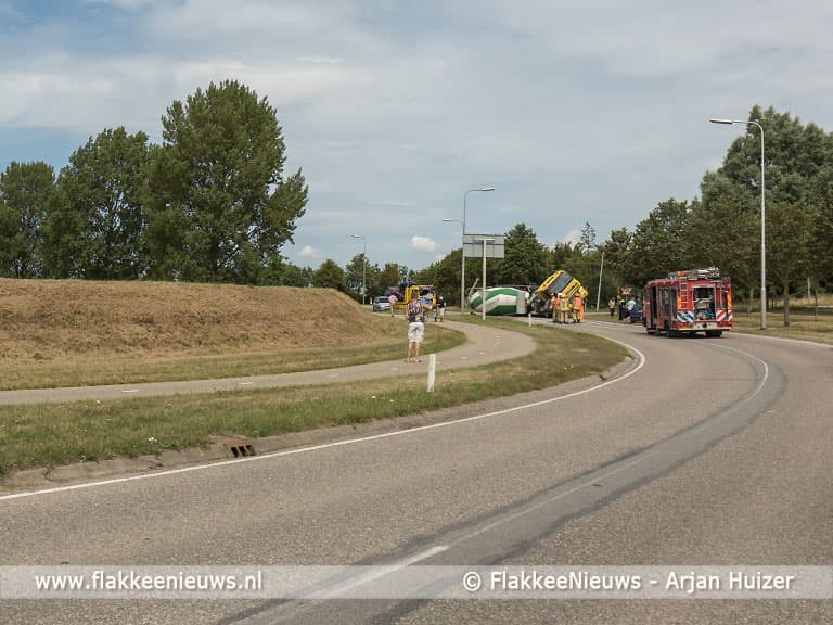 Betonwagen gekanteld bij Melissant