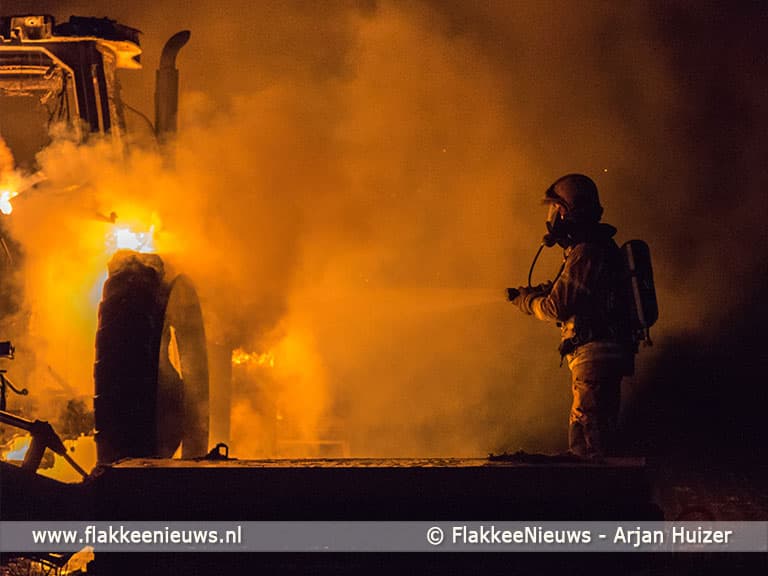 Tractor uitgebrand op het land