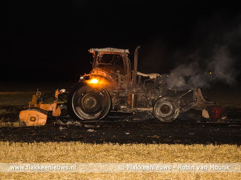 Tractor uitgebrand op het land