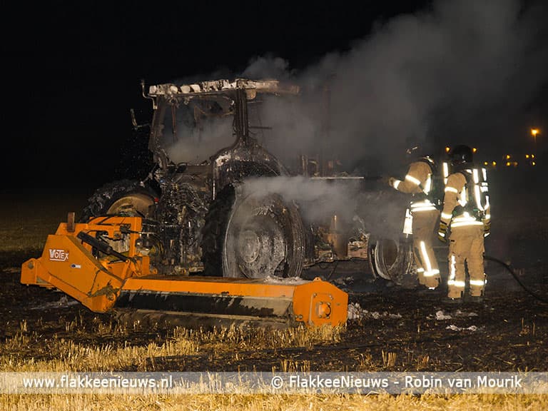 Tractor uitgebrand op het land