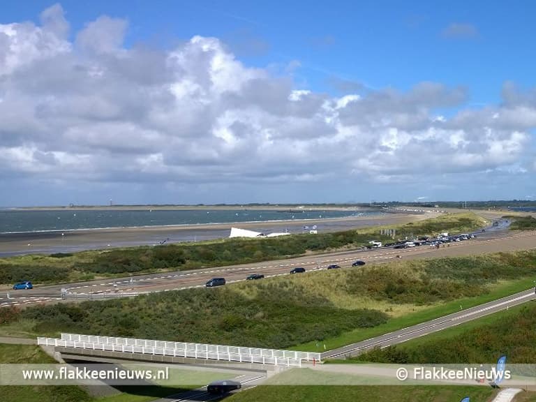 Meer zand voor het strand aan de Brouwersdam