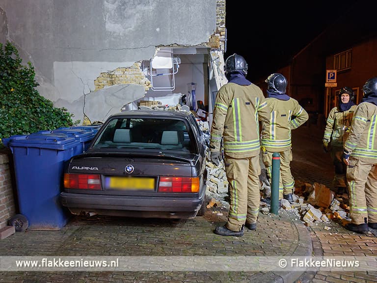 Auto rijdt pand binnen in Sommelsdijk