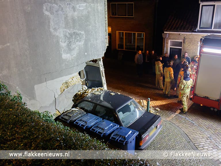 Auto rijdt pand binnen in Sommelsdijk