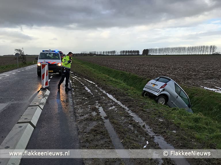 Auto in sloot bij Stellendam