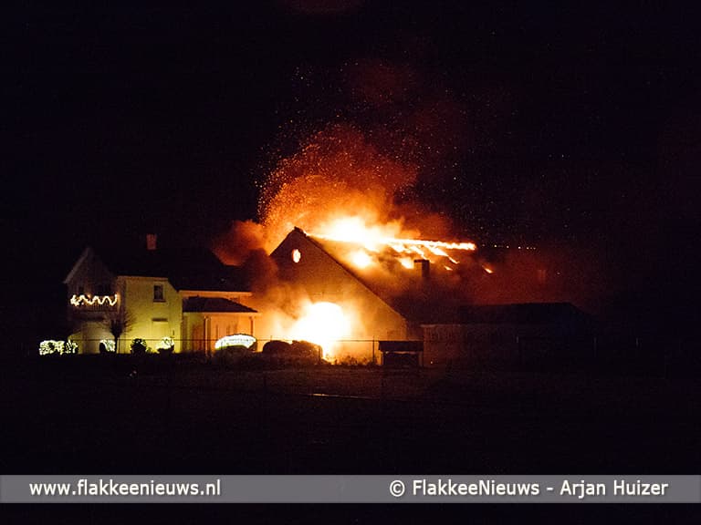 Grote brand bij boerderij in polder Stellendam