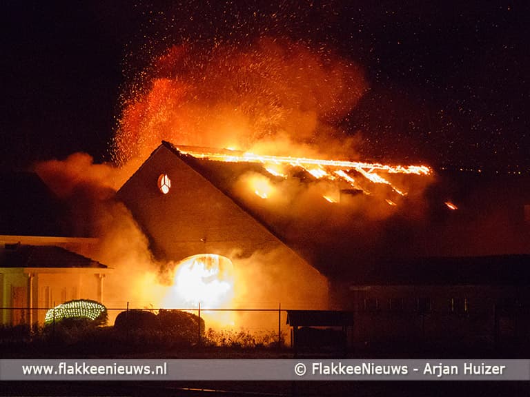 Grote brand bij boerderij in polder Stellendam