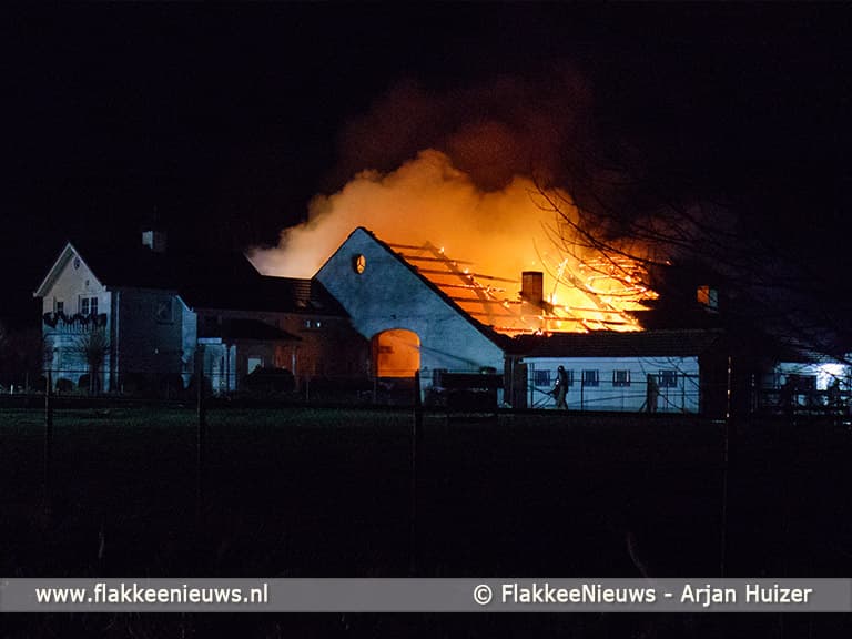 Grote brand bij boerderij in polder Stellendam