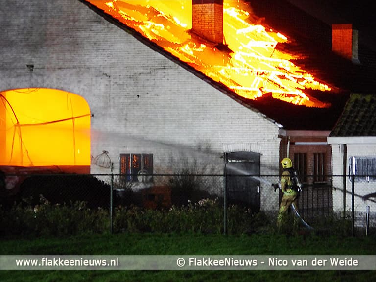 Grote brand bij boerderij in polder Stellendam