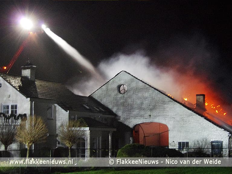 Grote brand bij boerderij in polder Stellendam