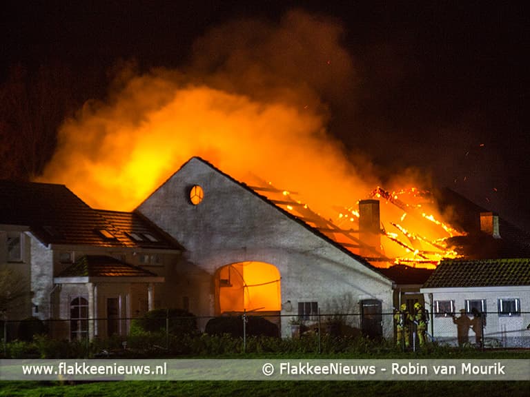 Grote brand bij boerderij in polder Stellendam