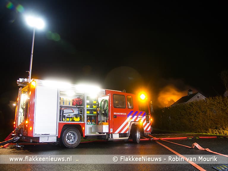 Grote brand bij boerderij in polder Stellendam