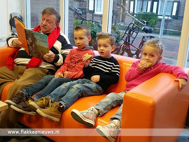 Grootouders lezen voor op basisschool het Stellegors