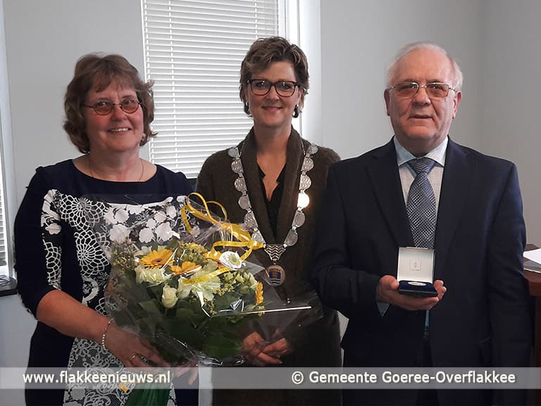 De heer Brooshoofd uit Oude-Tonge ontvangt gemeentepenning