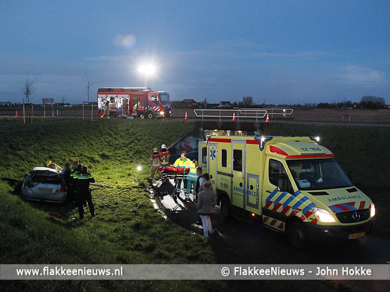 Bestuurder gewond bij auto van de dijk