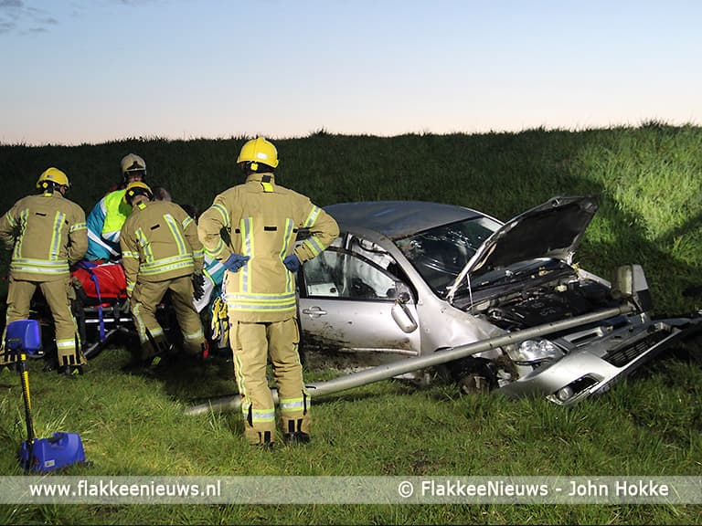Bestuurder gewond bij auto van de dijk