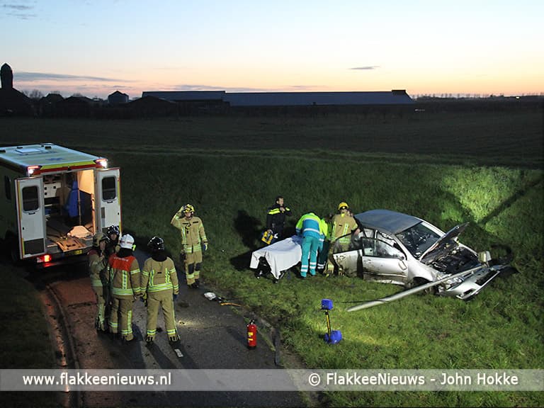 Bestuurder gewond bij auto van de dijk