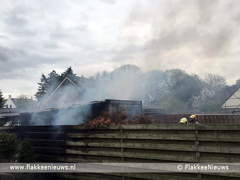 Zwarte rookpluimen boven Melissant door schuurbrand