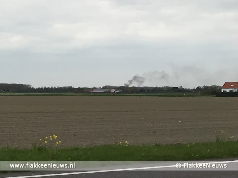 Zwarte rookpluimen boven Melissant door schuurbrand