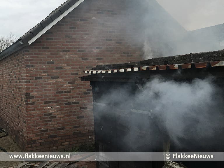 Zwarte rookpluimen boven Melissant door schuurbrand