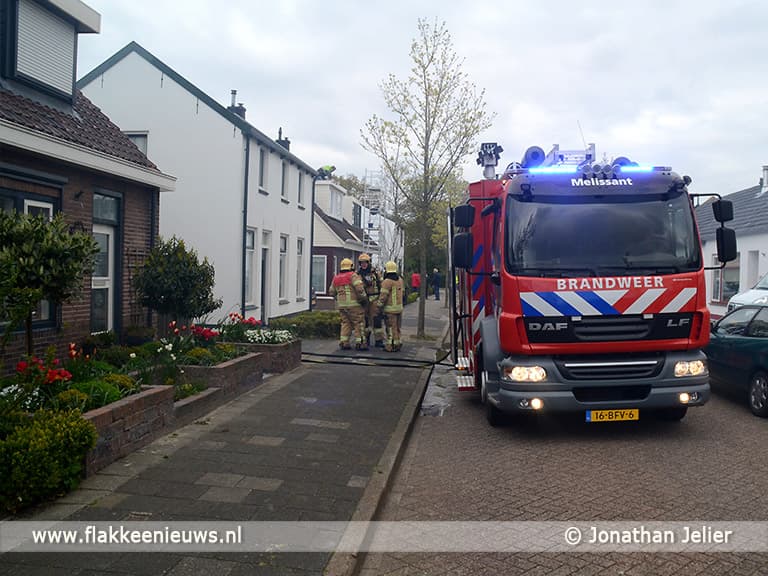 Zwarte rookpluimen boven Melissant door schuurbrand