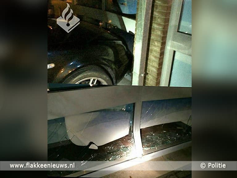 Auto duwt andere auto tegen winkelpui