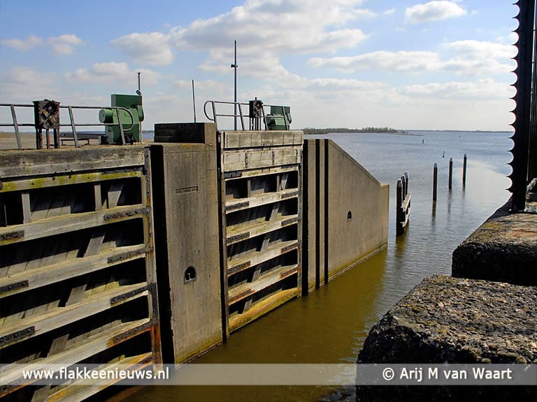 Nieuwe sluisdeuren in Oude-Tonge