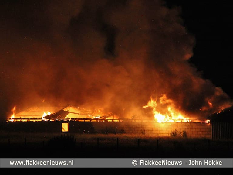 Brand verwoest loods in Ooltgensplaat
