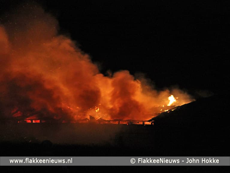 Brand verwoest loods in Ooltgensplaat
