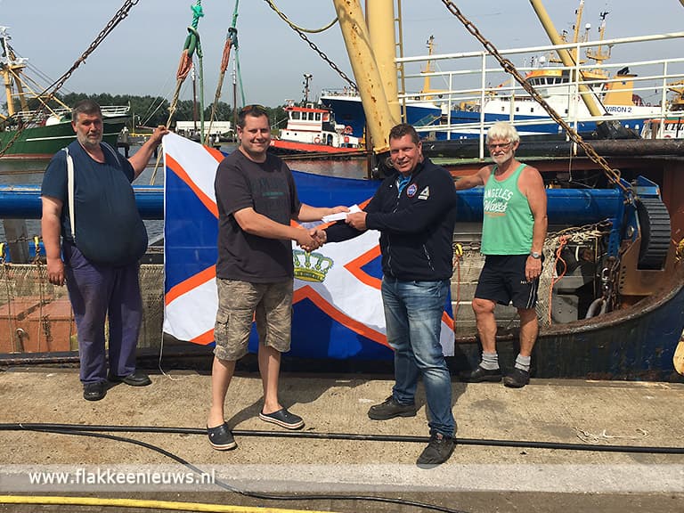 De Goeree 29 verkoopt garnalen voor de KNRM