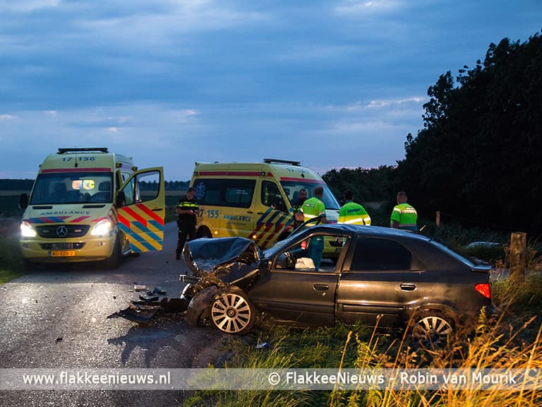 Frontale botsing in polder Sommelsdijk