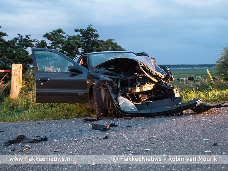 Frontale botsing in polder Sommelsdijk