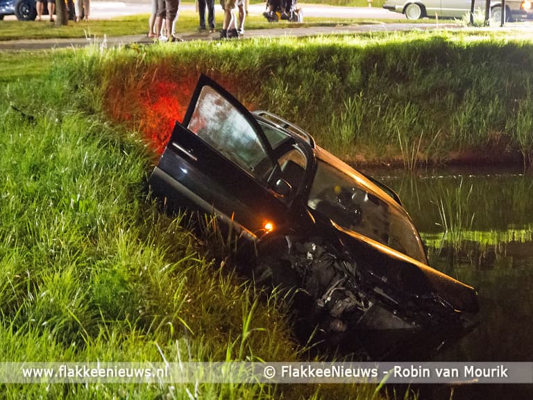 Auto belandt in water na botsing