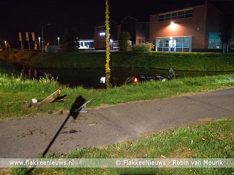 Auto belandt in water na botsing