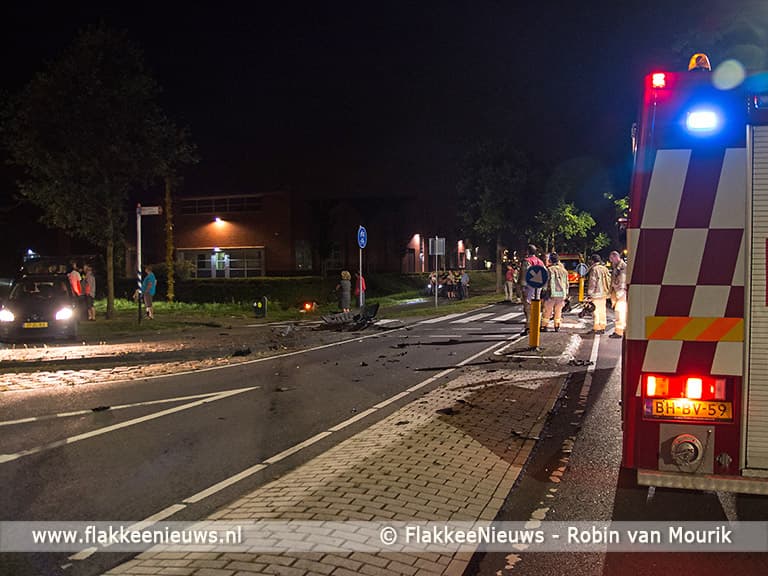 Auto belandt in water na botsing