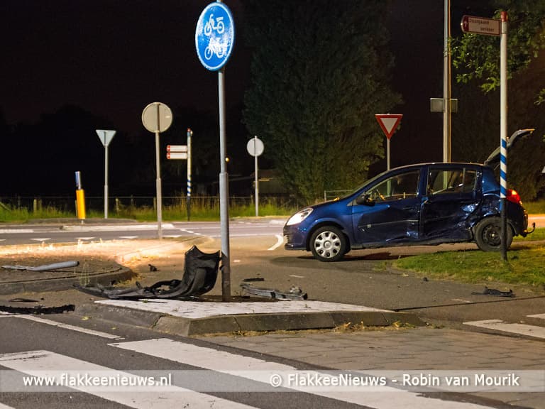 Auto belandt in water na botsing