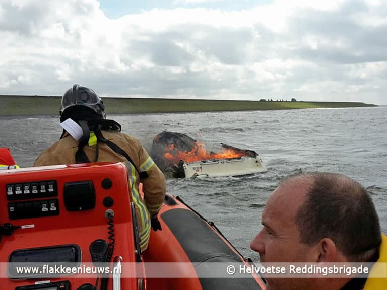 Boot brand uit op Haringvliet